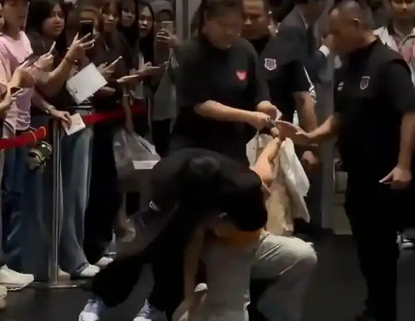 GMMTV工作人员暴力对待中国粉丝调查进展_又一女生称被gmm工作人员污蔑插队_GMM公司回应中国粉丝泰国被打事件