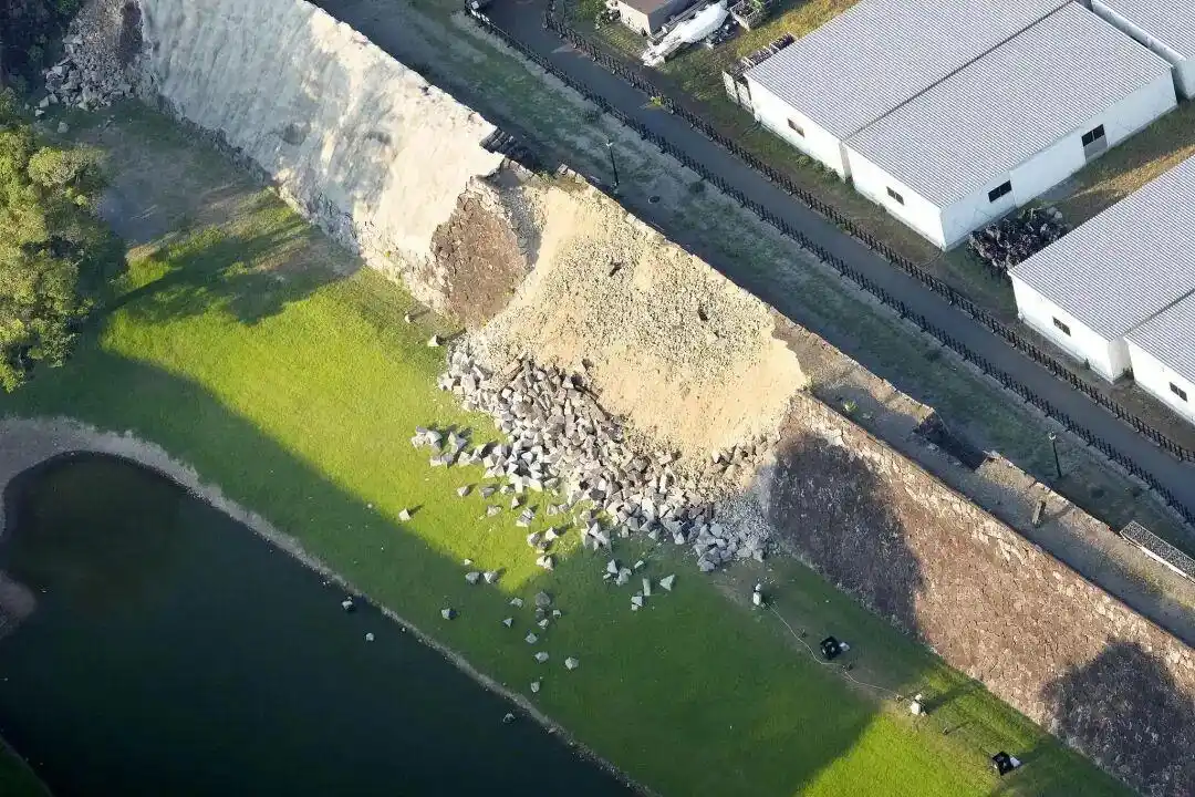 日本熊本县嘉岛町强震 商场坍塌伤亡情况_日本熊本县八代市工厂烟囱倒塌 获救人员情况_日本强震致神社完全垮塌列车脱轨