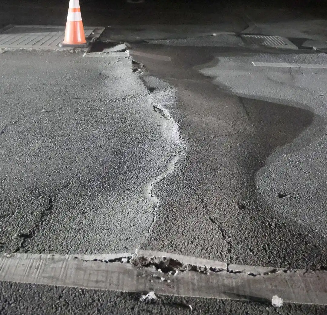 日本熊本县嘉岛町强震 商场坍塌伤亡情况_日本熊本县八代市工厂烟囱倒塌 获救人员情况_日本强震致神社完全垮塌列车脱轨